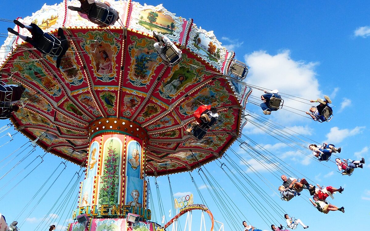 Ein Kettenkarussell auf einem Volksfest Ein Kettenkarussell auf einem Volksfest